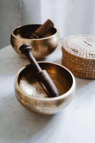 metal vs crystal singing bowls